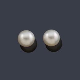 Lote 2241: Pendientes con pareja de perlas de aprox. 10,98 mm y 10,97 mm en montura de oro blanco de 18K.