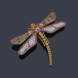 Lote 2242: LUIS GIL
Broche en forma de libélula con zafiros rosas, azules y amarillos con brillantes de aprox. 4,88 ct en total.