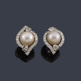 Lote 2274: Pendientes cortos con pareja de perlas australianas de aprox. 12,09 mm y 12,10 mm con orla de diamantes talla brillante y baguette de aprox. 4,15 ct en total.