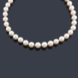 Lote 2275: Collar corto con perlas australianas de aprox. 9,73 - 12,87 mm en disminución con cierre en oro blanco de 18K y diamantes.