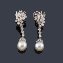 Lote 2276: Pendientes largos con pareja de perlas australianas de aprox. 13,02 mm y 12,58 mm con diamantes talla brillante y trapecio de aprox. 4,80 ct en total.