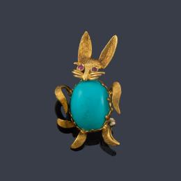 Lote 2293: Broche en forma de conejo con turquesa central en cabujón, dos rubíes, realizado en montura de oro amarillo de 18K.