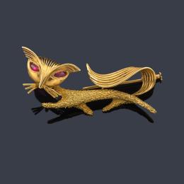 Lote 2295: Broche en forma de zorro con pareja de rubíes talla marquís en montura de oro amarillo de 18K.