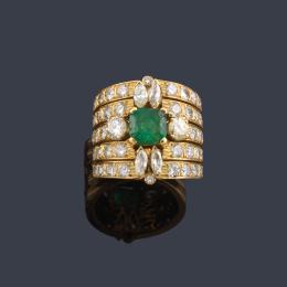 Lote 2309: MUNOA
Anillo ancho con esmeralda central con bandas de brillantes y cuatro diamantes talla marquís.