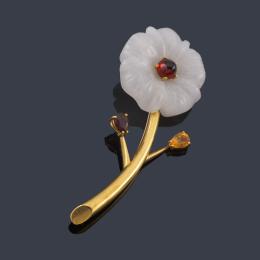 Lote 2311: LUIS GIL
Broche en forma de flor con ágata decorada con granates y cuarzo citrino, en montura de oro amarillo de 18K.