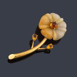 Lote 2312: LUIS GIL
Broche en forma de flor con ágata y cuarzos citrinos en montura de oro amarillo de 18K.