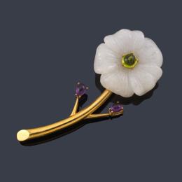 Lote 2313: LUIS GIL
Broche en forma de flor con ágata, peridoto y amatista en montura de oro amarillo de 18K.