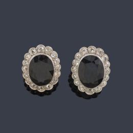 Lote 2330: Pendientes cortos con pareja de zafiros talla oval de aprox. 23,00 ct en total con orla de diamantes talla antigua.