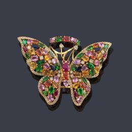 Lote 2338
Anillo con motivo de mariposa cuajado de zafiros multicolor de aprox. 14,04 ct en total y brillantes de aprox. 1,43 ct.