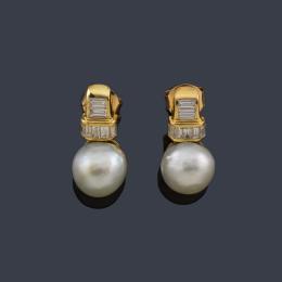 Lote 2347: Pendientes de diamantes talla baguette y pareja de perlas