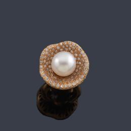 Lote 2349: Anillo con perla australiana central sobre pavé de brillantes de aprox. 3,55 ct en total.