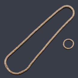 Lote 2356: ROBERTO DEMEGLIO
Collar y anillo tubular con brillantes 'brown' en eslabones realizados en oro rosa de 18K.