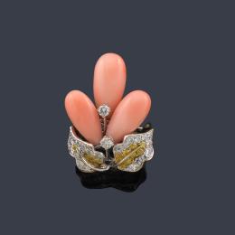 Lote 2357: Anillo con diseño floral con tres piezas de coral 'piel de ángel' con diamantes incoloros y fancy yellow de aprox. 1,95 ct en total.