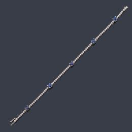 Lote 2365: Pulsera con cinco zafiros talla oval de aprox. 2,00 ct con diamantes talla brillante de aprox. 1,16 ct en total.