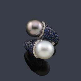Lote 2366: Anillo 'tu y yo' con pareja de perla australiana de aprox. 12,82 mm y perla Tahití de aprox. 12,53 mm.