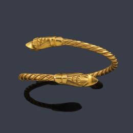 Lote 2380: GHAZAR
Pulsera con remate de doble cabeza de serpiente, con diseño entorchado en montura de oro amarillo de 21K.