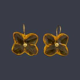 Lote 2389: BACCARAT
Pendientes cortos de la colección 'Flor de Hortensia' realizado en cristal color ámbar.