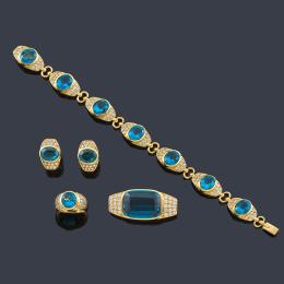 Lote 2414
Conjunto de broche, pulsera, pendientes y anillo con topacios talla oval y esmeralda 'London Blue' de aprox. 82,50 ct en total y brillantes.
