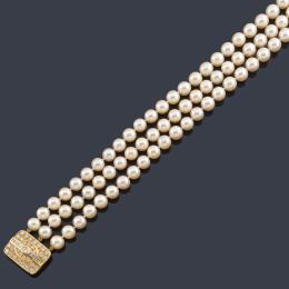 Lote 2420
Collar con tres hilos de perlas de aprox. 8,58 mm - 8,95 mm en diferentes longitudes, con broche rectangular con diamantes talla brillante, carré y oval de aprox. 3,30 ct en total.