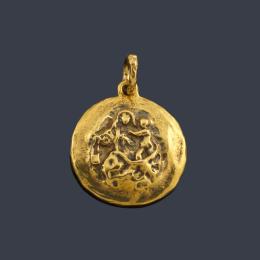 Lote 2424: ONIEVA
Medalla devocional con La Imagen de La Virgen en oro amarillo de 18K.