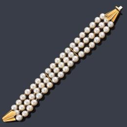 Lote 2427: Pulsera con tres hilos de perlas de aprox. 6,00 mm con cierre en oro amarillo de 18K.