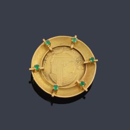 Lote 2428: Broche con moneda egipcia en oro amarillo de 18 K con esmeraldas.