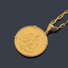 Lote 2432: Cadena larga en oro amarillo de 18K, con colgante-moneda de 50 pesos Mexicanos.
