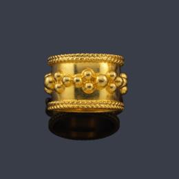 Lote 2444: Anillo con motivos de esferillas y decoración en cordoncillo realizado en oro amarillo de 22K.