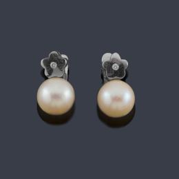 Lote 2452: Pendientes con pareja de perlas de aprox. 8,44 y 8,38 mm con motivo superior en forma de flor con brillantito.