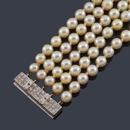 Lote 2454: Collar con cinco hilos de perlas de aprox. 6,51 - 6,60 mm con broche-barrita de diamantes talla brillante y 8/8 en montura de oro blanco de 18K.
