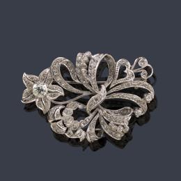 Lote 2455
Broche con diseño floral con diamantes talla antigua y rosa en montura de oro blanco de 18K. Años '50.