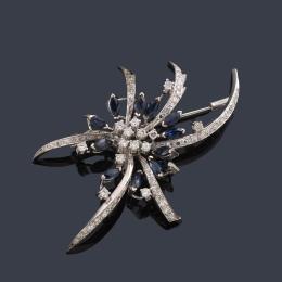 Lote 2457: Broche con diseño floral con diamantes talla sencilla de aprox. 1,20 ct y zafiros talla marquís.