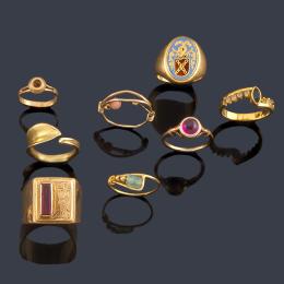 Lote 2468: Lote de ocho anillos con gemas de color, siete realizadas en oro amarillo de 18K y una en metal dorado.