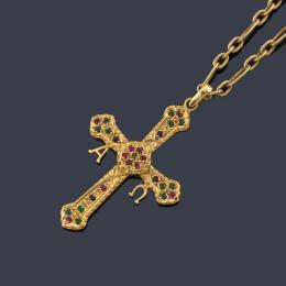 Lote 2470: Cruz con gemas de color en oro amarillo de 18K y cadena con eslabones en oro amarillo de 14K.