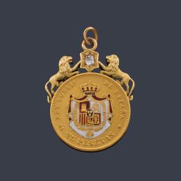 Lote 2482: Colgante con moneda de 25 pesetas en oro de 22K sobre montura de oro amarillo de 18K, con dos leones y un diamantes talla antigua central.