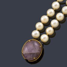 Lote 2486: Collar con dos hilos de perlas de aprox. 8,96 - 9,36 mm con cierre en oro amarillo de 18K y amatista en cabujón.