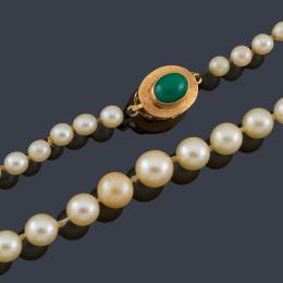 Lote 2488: Collar con un hilo de perlas de aprox. 5,71 - 9,69 mm con cierre en oro amarillo de 18K y gema dura en cabujón.