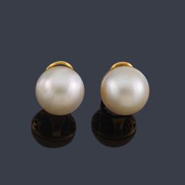 Lote 2494: Pendientes cortos con pareja de perlas Mabe en montura de oro amarillo de 18K.