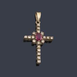 Lote 2496: Cruz con diamantes talla sencilla y centro de rubí talla oval en montura de oro blanco de 18K.