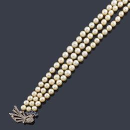 Lote 2497: Collar con tres hilos de perlas de aprox. 6,81 - 7,77 mm en diferentes longitudes con cierre en forma de lazada.