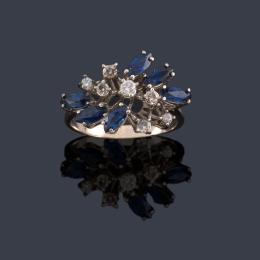 Lote 2509: Anillo con banda central de diamantes talla sencilla y zafiros talla marquís, en montura de oro blanco de 14K.