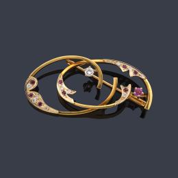 Lote 2518
Broche con dos motivos ovalados con rubíes y diamantes en montura de oro amarillo de 18K.
