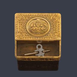 Lote 2519: Caja realizada en metal dorado con pájaro autómata. S. XIX.