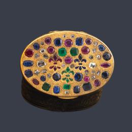 Lote 2520: Exquisita caja de rape con tapa superior enriquecida con esmeraldas, rubíes, zafiros y diamantes, con tres flores de lis. S. XIX.