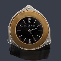 Lote 2524: BULGARI
Reloj de mesa en plata y metal dorado. Con estuche.