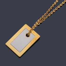 Lote 2526: Llavero con placa rectangular y cadenita en oro blanco y amarillo de 18 K. 
