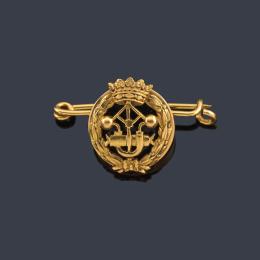 Lote 2532: Broche insignia en oro amarillo de 18 K y onix.