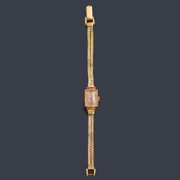 Lote 2561: UNIVERSAL de señora con caja y brazalete en oro rosa de 14 K, años 40.