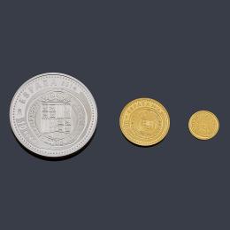Lote 2667: 3 Monedas conmemorativas en plata y oro de 24 K  "Serie Joyas Numismáticas".