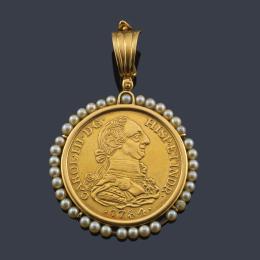 Lote 2674: Moneda enmarcada de Carlos III, 8 escudos Madrid 1784 JD. Enmarcado en oro y perlas cultivadas.